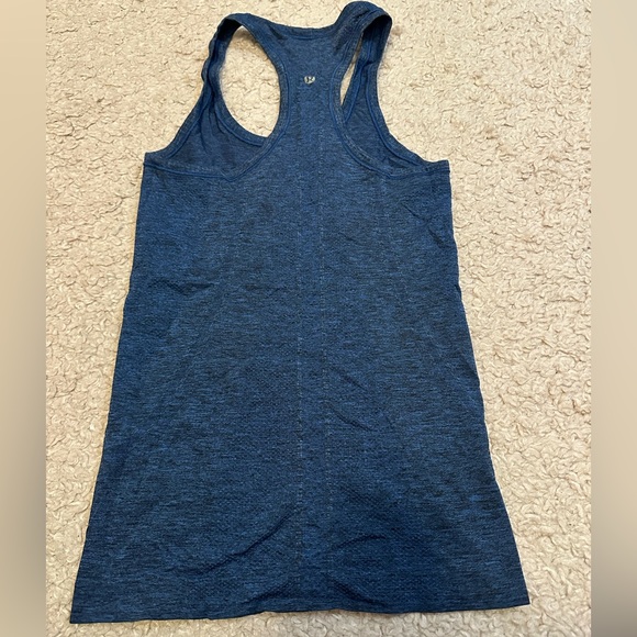 Lululemon blue workout tank size 4 - Picture 4 of 4
